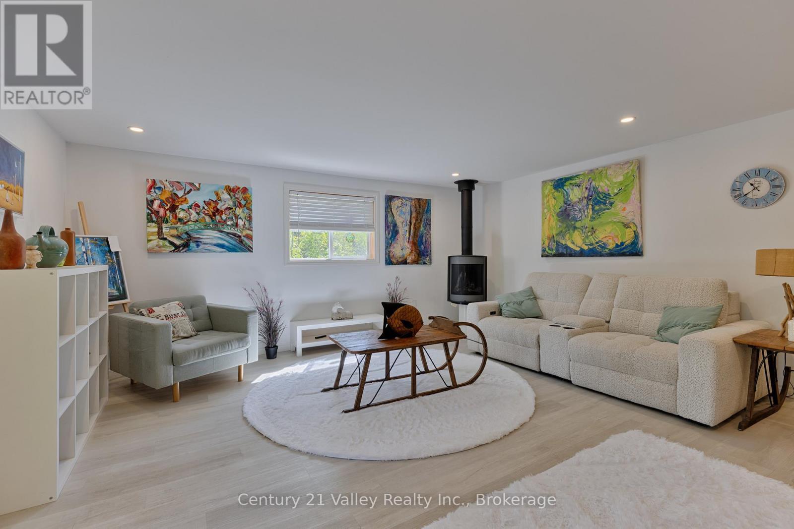 593 Inglis Road, Greater Madawaska, ON - Indoor Photo Showing Living Room