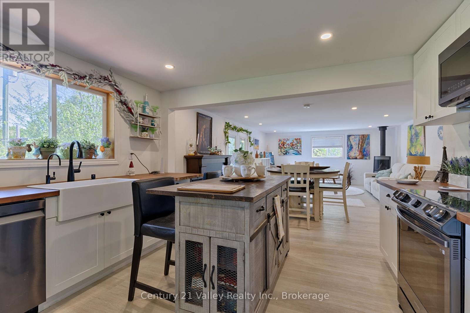 593 Inglis Road, Greater Madawaska, ON - Indoor Photo Showing Kitchen