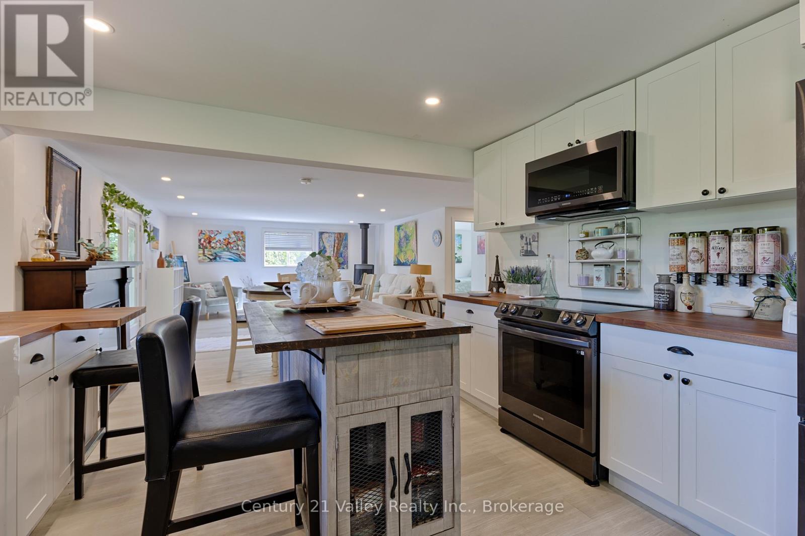 593 Inglis Road, Greater Madawaska, ON - Indoor Photo Showing Kitchen