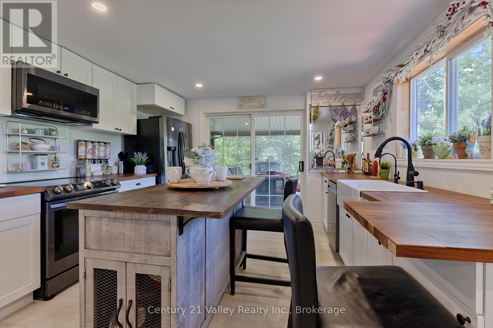 593 Inglis Road, Greater Madawaska, ON - Indoor Photo Showing Kitchen
