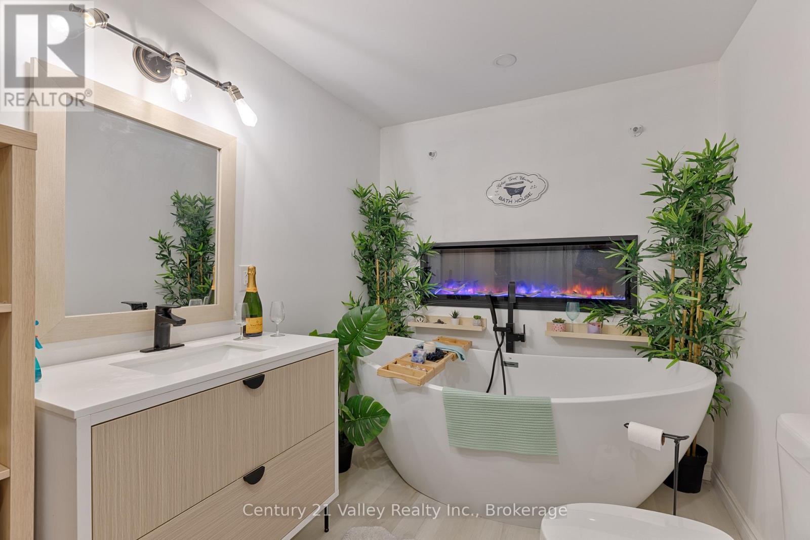 593 Inglis Road, Greater Madawaska, ON - Indoor Photo Showing Bathroom