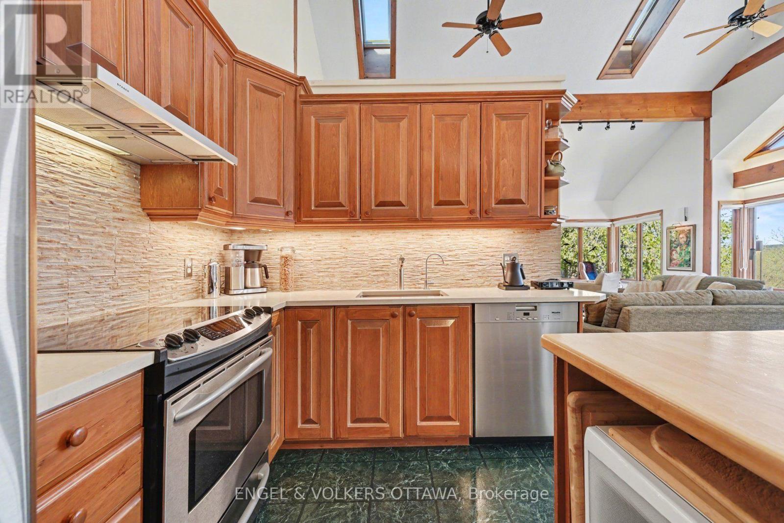 4637 Northwoods Drive, Ottawa, ON - Indoor Photo Showing Kitchen With Upgraded Kitchen