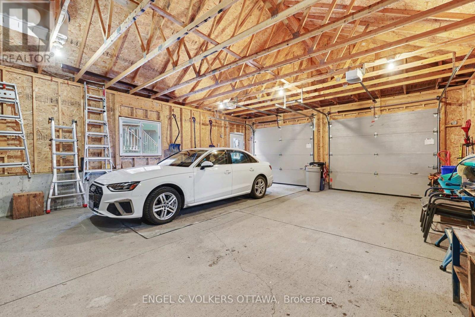 4637 Northwoods Drive, Ottawa, ON - Indoor Photo Showing Garage
