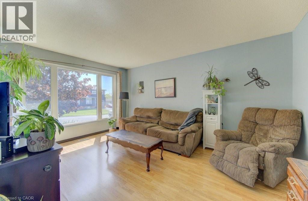96 Scott Road, Cambridge, ON - Indoor Photo Showing Living Room