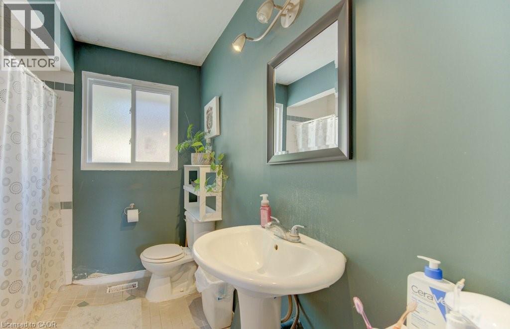 3 pc - no ledge shower - 96 Scott Road, Cambridge, ON - Indoor Photo Showing Bathroom
