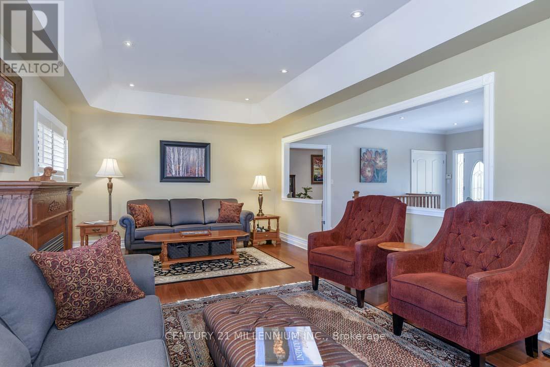 8 Castlewood Court, Caledon, ON - Indoor Photo Showing Living Room