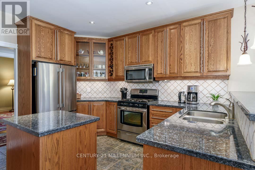 8 Castlewood Court, Caledon, ON - Indoor Photo Showing Kitchen With Double Sink