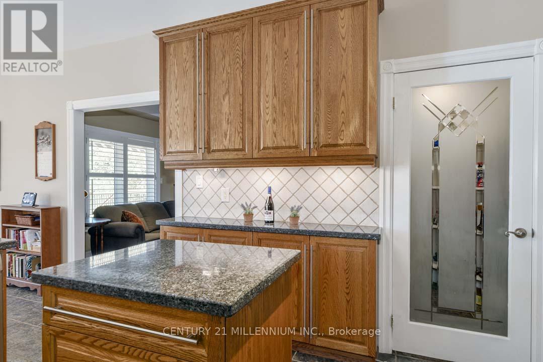 8 Castlewood Court, Caledon, ON - Indoor Photo Showing Kitchen