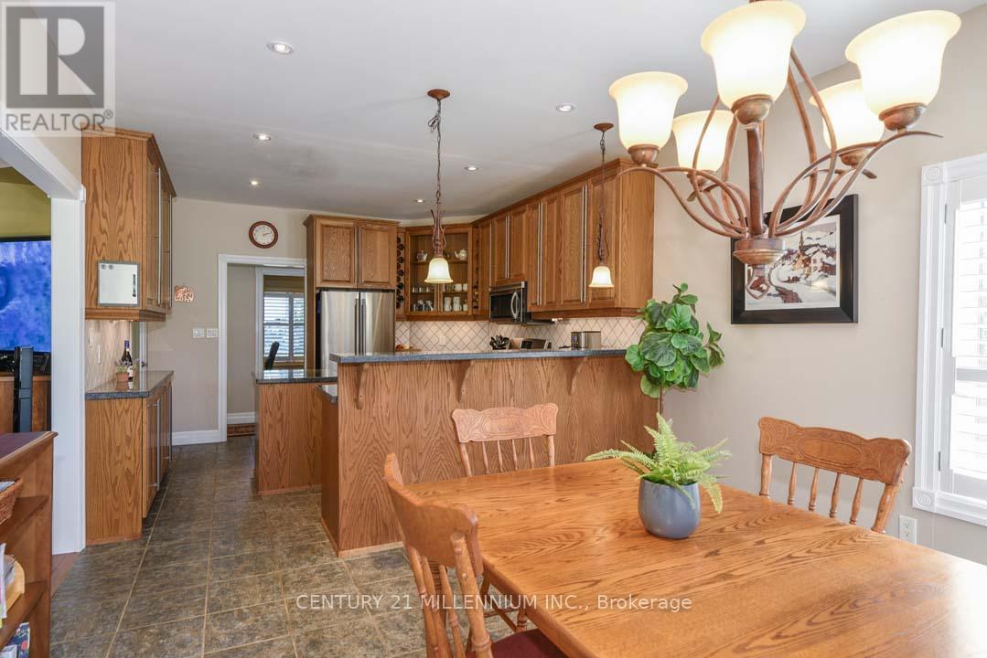 8 Castlewood Court, Caledon, ON - Indoor Photo Showing Dining Room