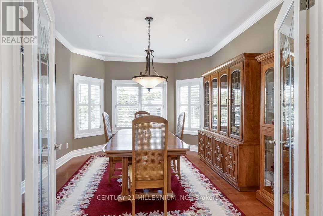 8 Castlewood Court, Caledon, ON - Indoor Photo Showing Dining Room