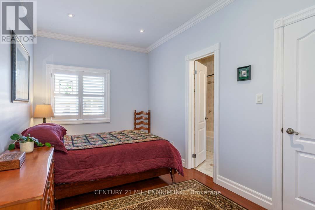 8 Castlewood Court, Caledon, ON - Indoor Photo Showing Bedroom