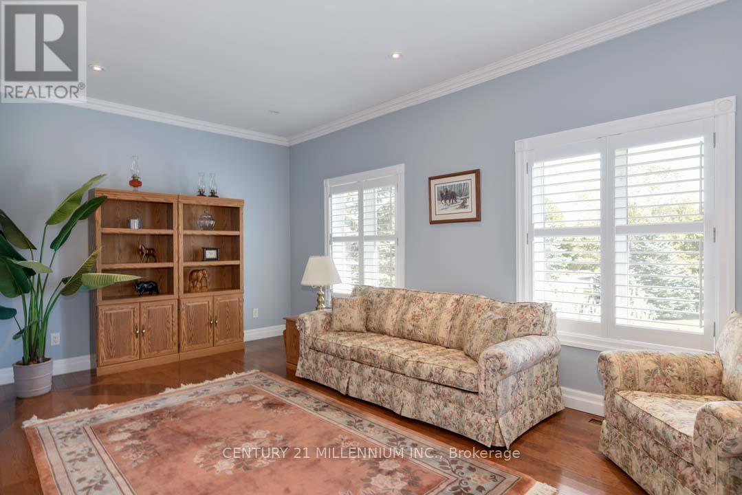 8 Castlewood Court, Caledon, ON - Indoor Photo Showing Living Room