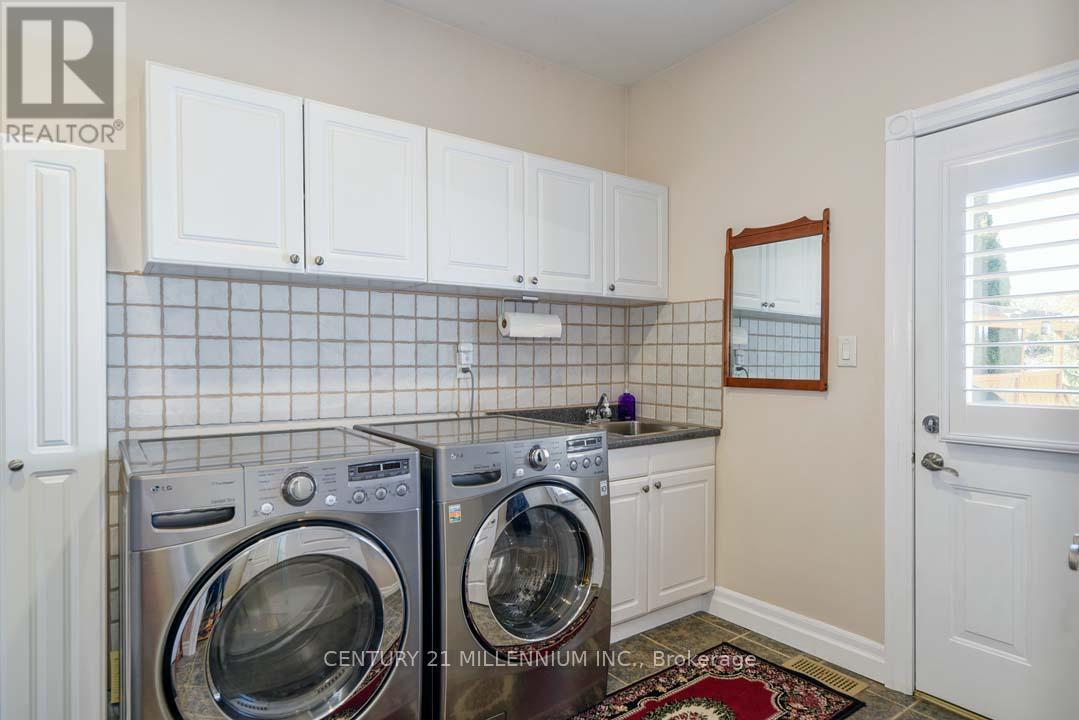 8 Castlewood Court, Caledon, ON - Indoor Photo Showing Laundry Room