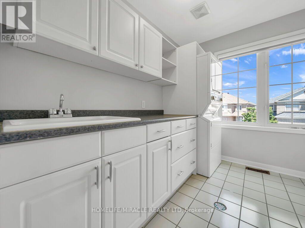 55 Secord Crescent, Brampton, ON - Indoor Photo Showing Kitchen