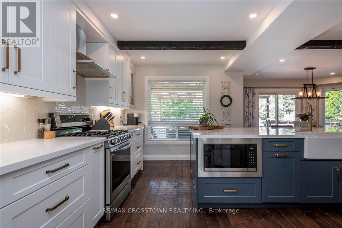 92 Golden Meadow Road, Barrie, ON - Indoor Photo Showing Kitchen With Upgraded Kitchen