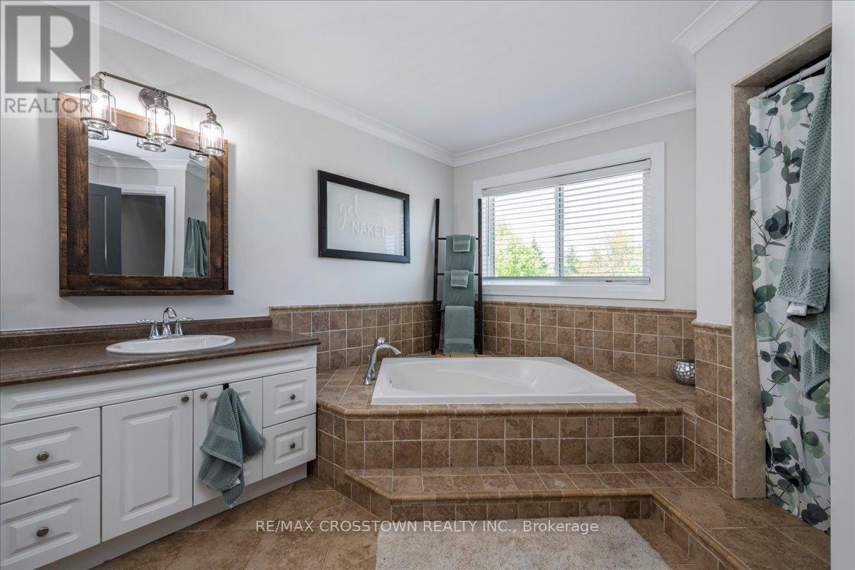 92 Golden Meadow Road, Barrie, ON - Indoor Photo Showing Bathroom