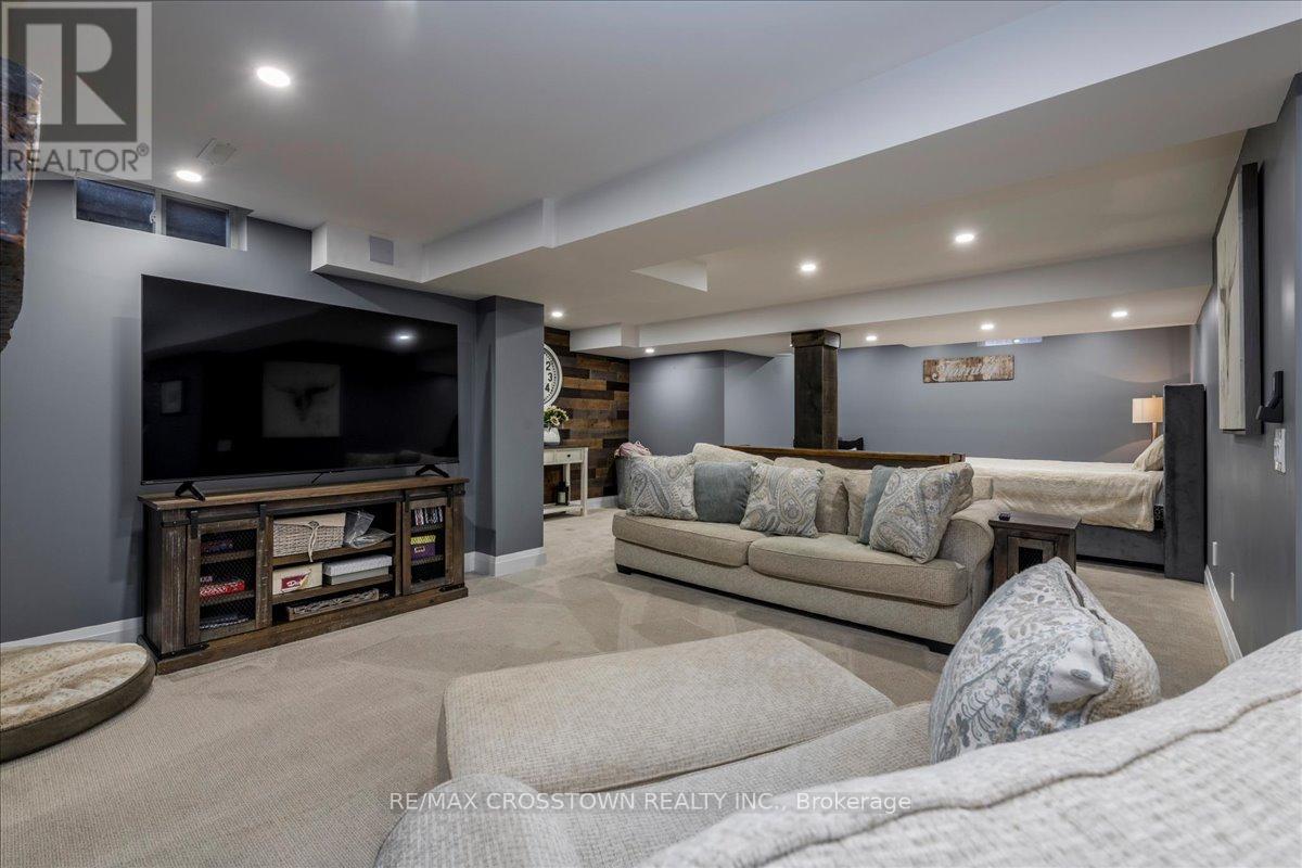 92 Golden Meadow Road, Barrie, ON - Indoor Photo Showing Living Room