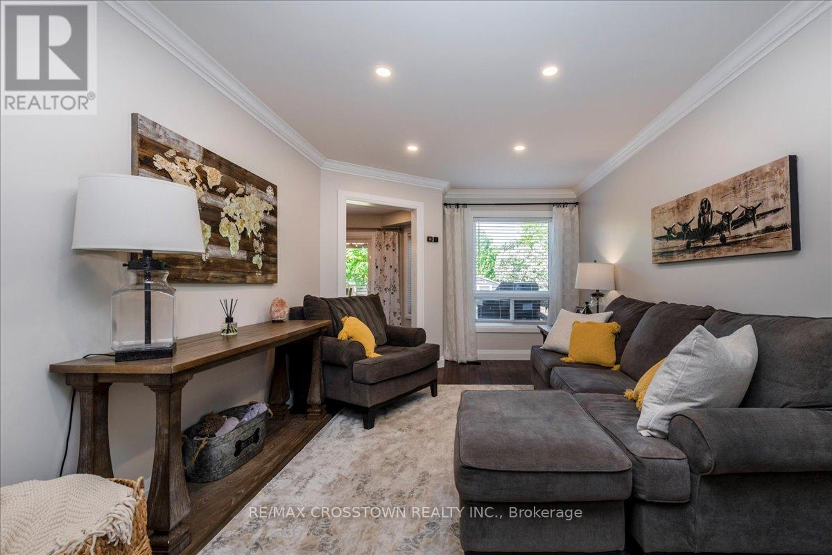 92 Golden Meadow Road, Barrie, ON - Indoor Photo Showing Living Room