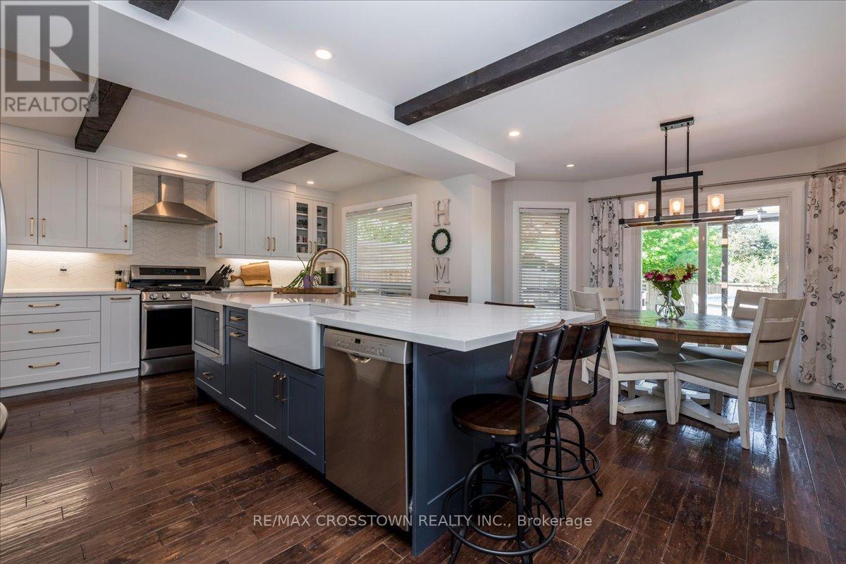 92 Golden Meadow Road, Barrie, ON - Indoor Photo Showing Kitchen With Upgraded Kitchen