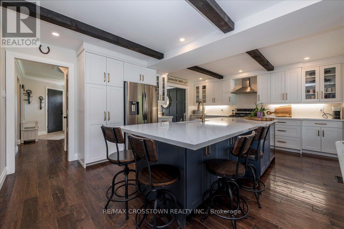 92 Golden Meadow Road, Barrie, ON - Indoor Photo Showing Kitchen With Upgraded Kitchen