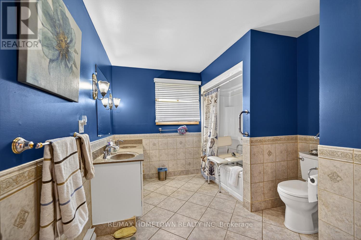 Main floor bath with double sinks - 4523 Kilkenny Road, Elizabethtown-Kitley, ON - Indoor Photo Showing Bathroom