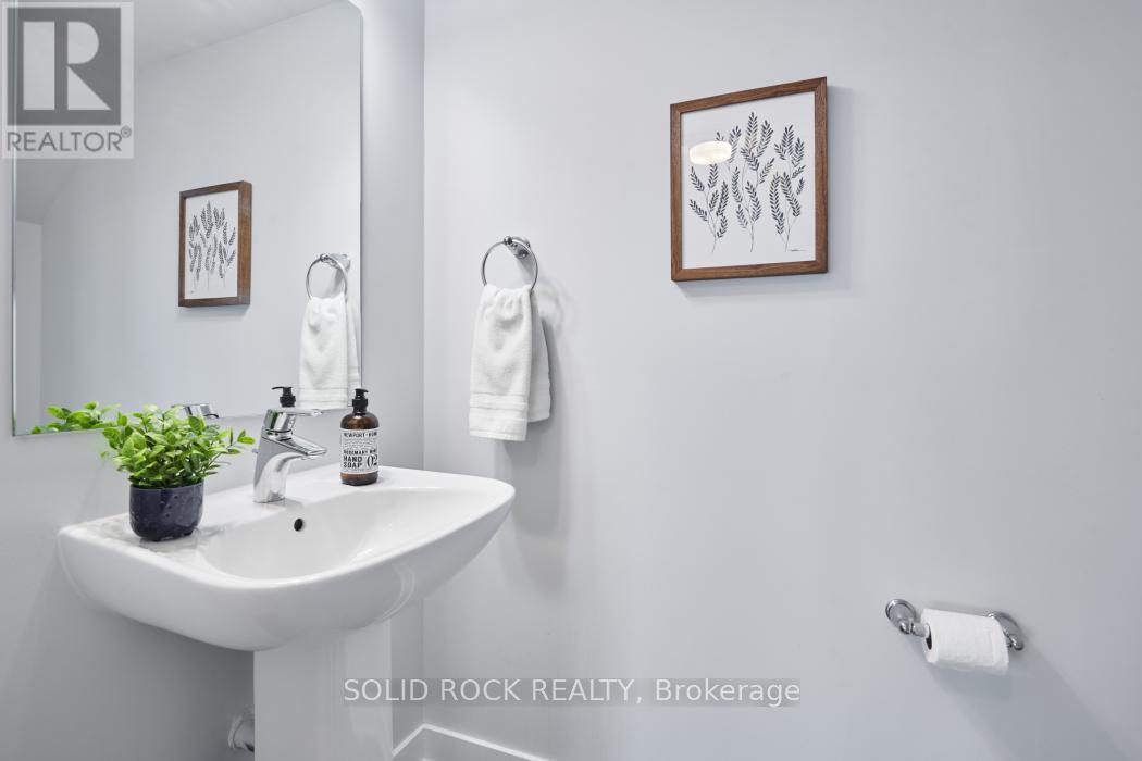 Powder room on main level - 512 Pilot Private, Ottawa, ON - Indoor Photo Showing Bathroom