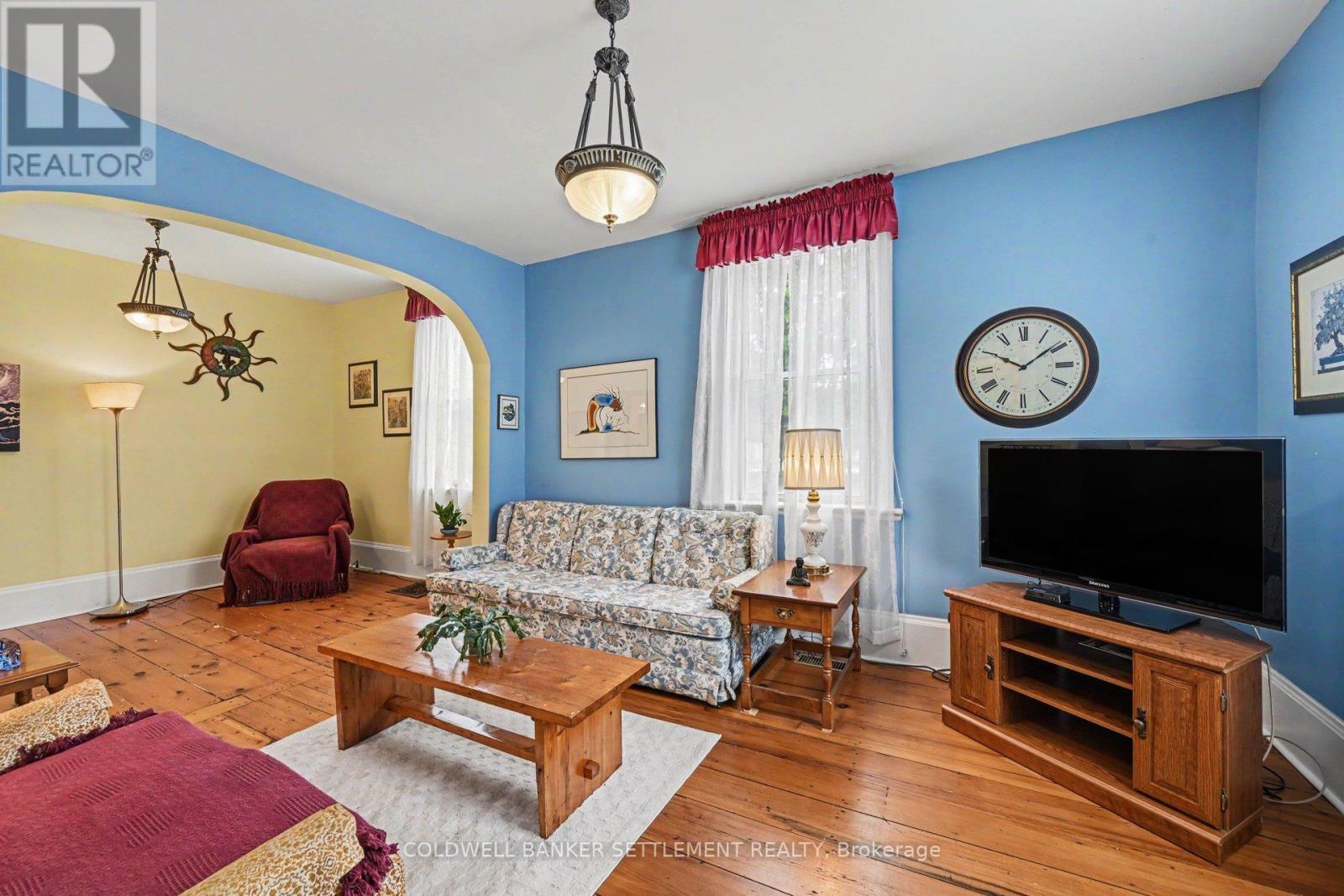 56 Drummond Street E, Perth, ON - Indoor Photo Showing Living Room