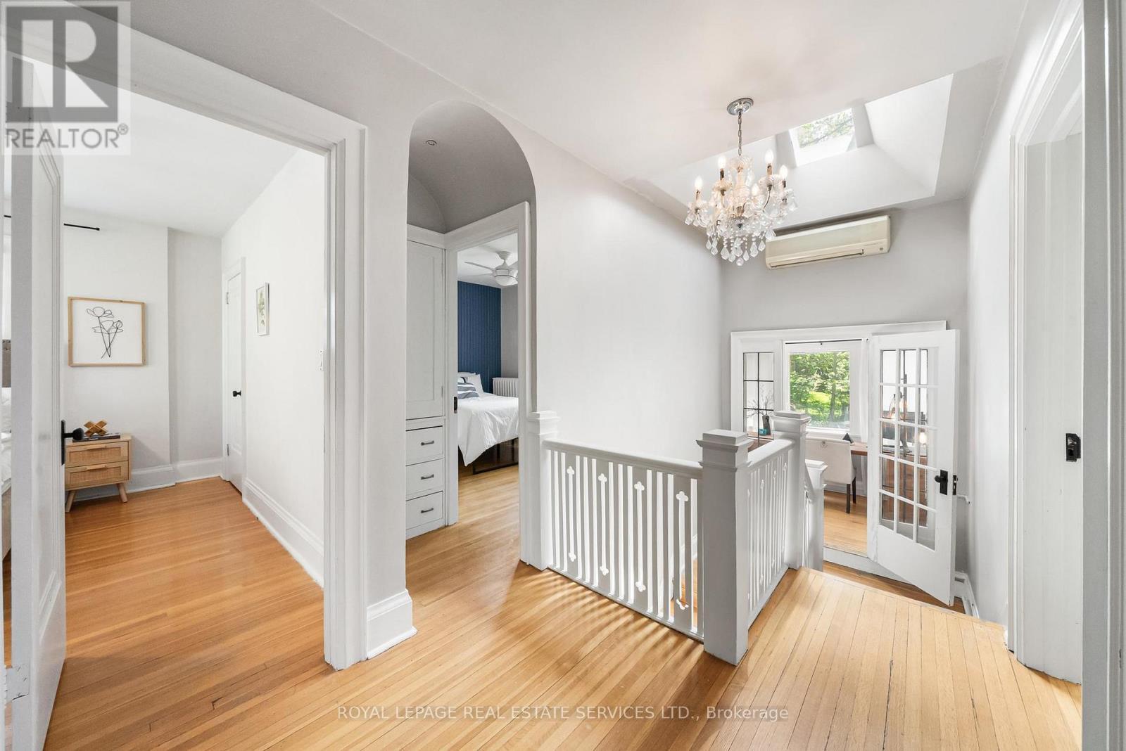 Elegant Second Floor Landing - 202 Dinnick Crescent, Toronto, ON