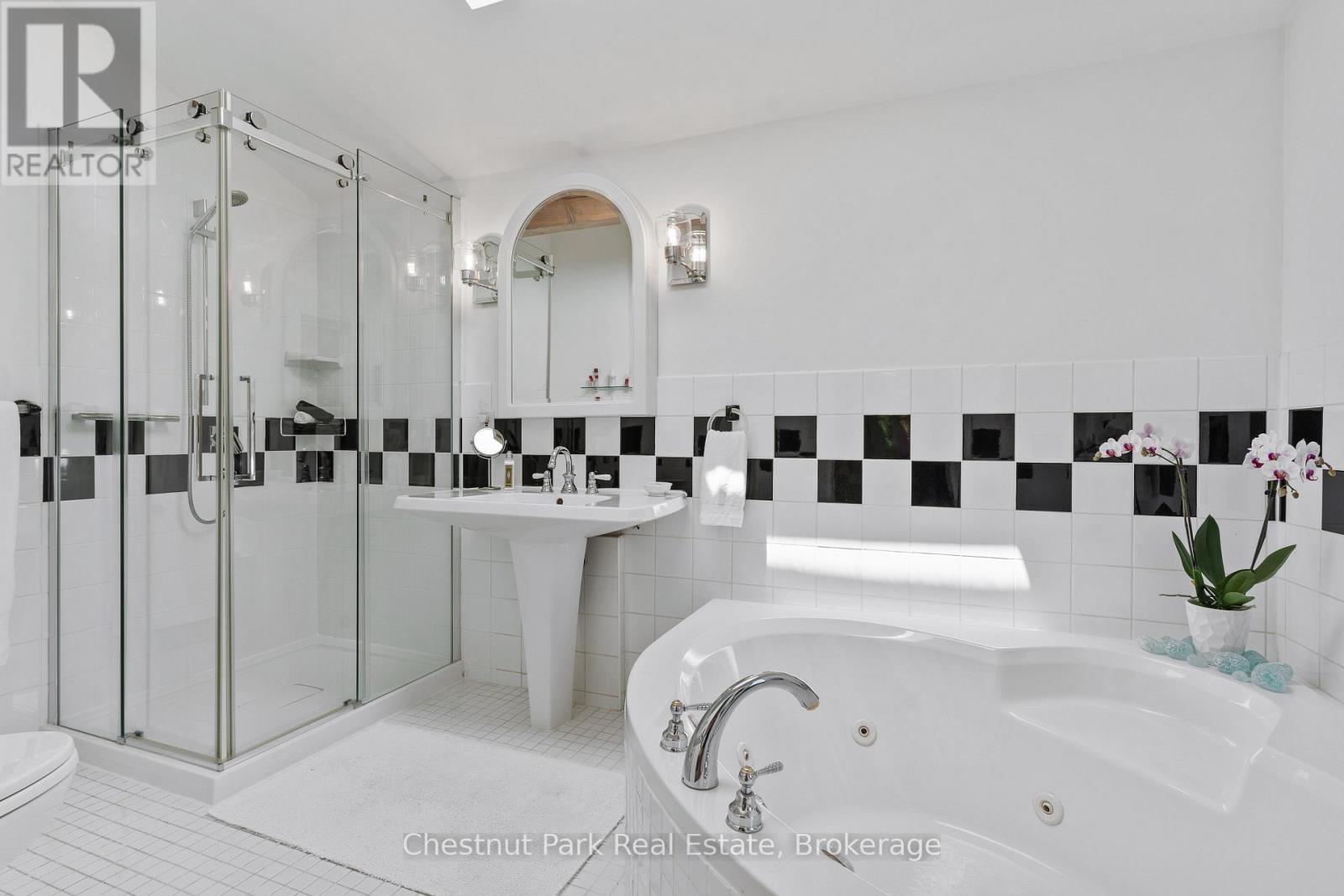 JETTED SOAKER TUB - 600380 Sideroad 50 N, Chatsworth, ON - Indoor Photo Showing Bathroom