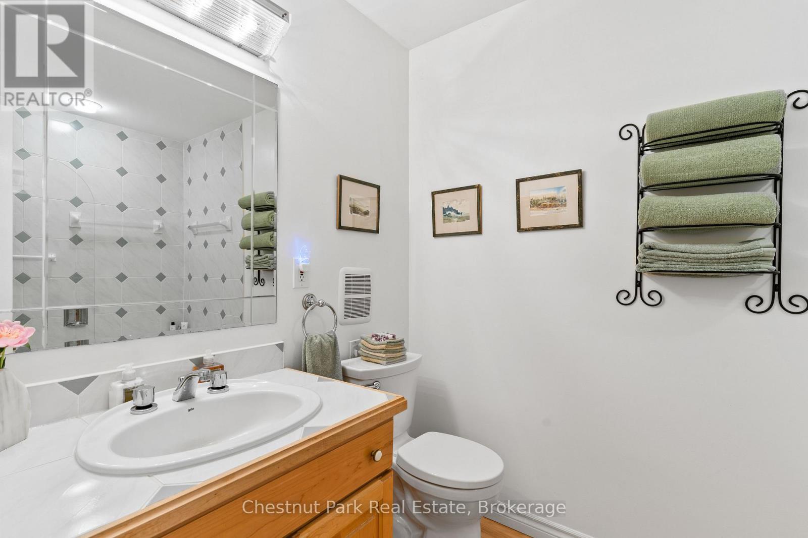 MAIN FLOOR 4 PC BATH - 600380 Sideroad 50 N, Chatsworth, ON - Indoor Photo Showing Bathroom