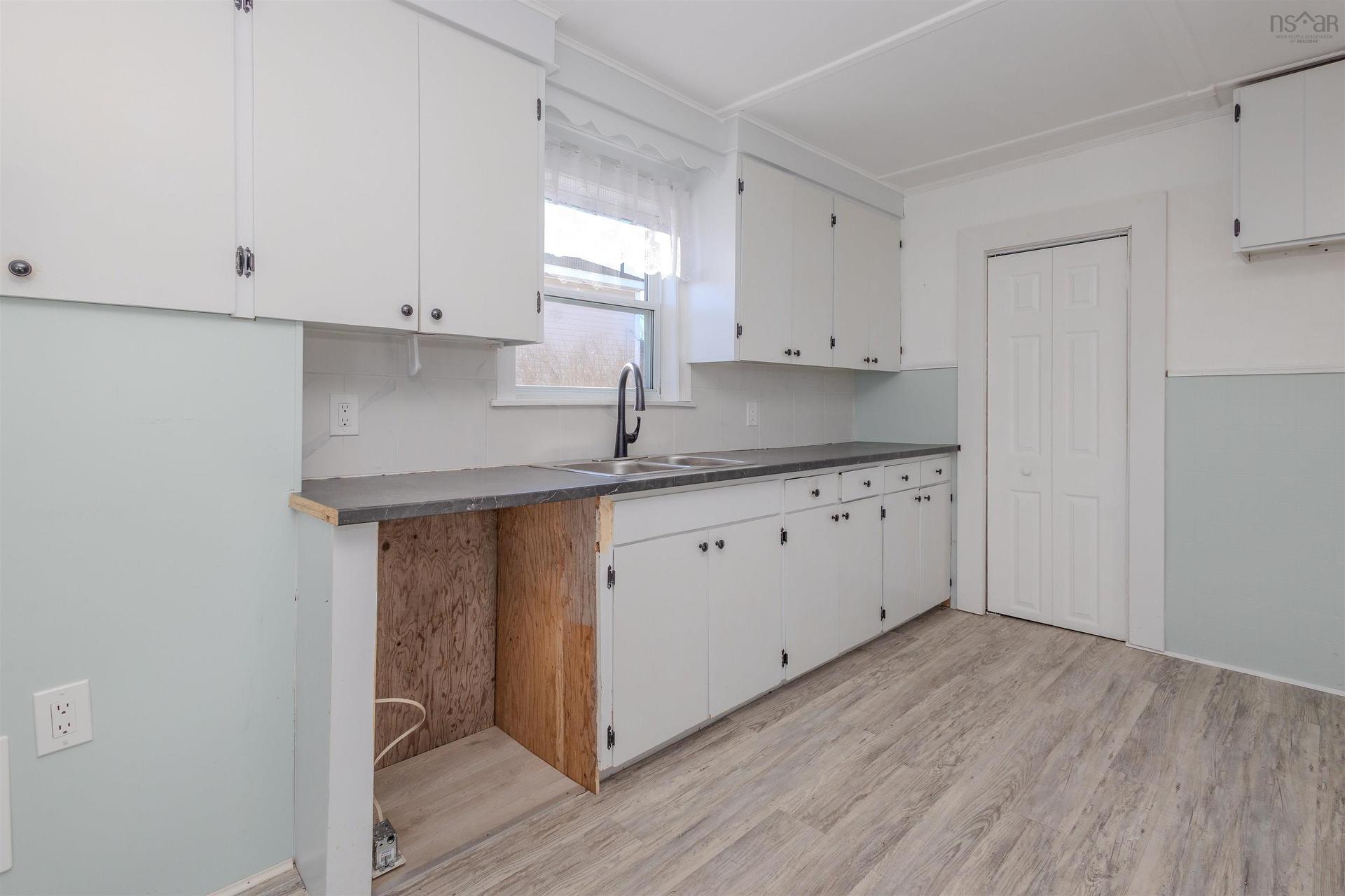 52 Pepperell Street, Louisbourg, NS