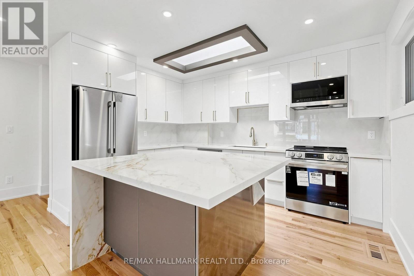 11 Johnson Road, Aurora, ON - Indoor Photo Showing Kitchen With Upgraded Kitchen