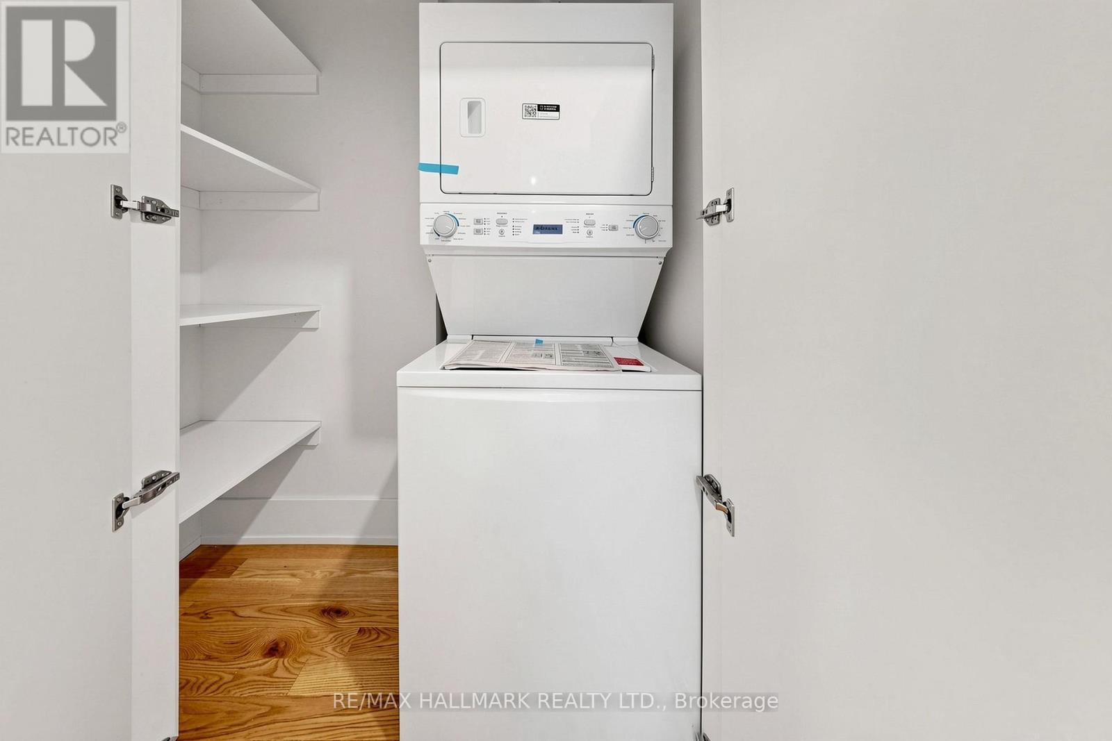 11 Johnson Road, Aurora, ON - Indoor Photo Showing Laundry Room