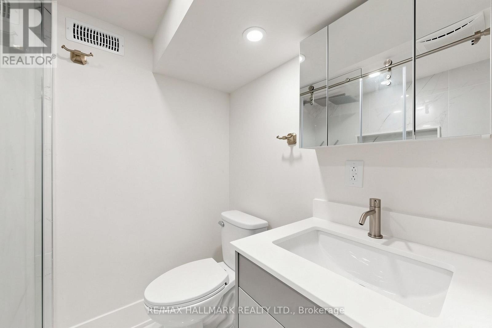 11 Johnson Road, Aurora, ON - Indoor Photo Showing Bathroom