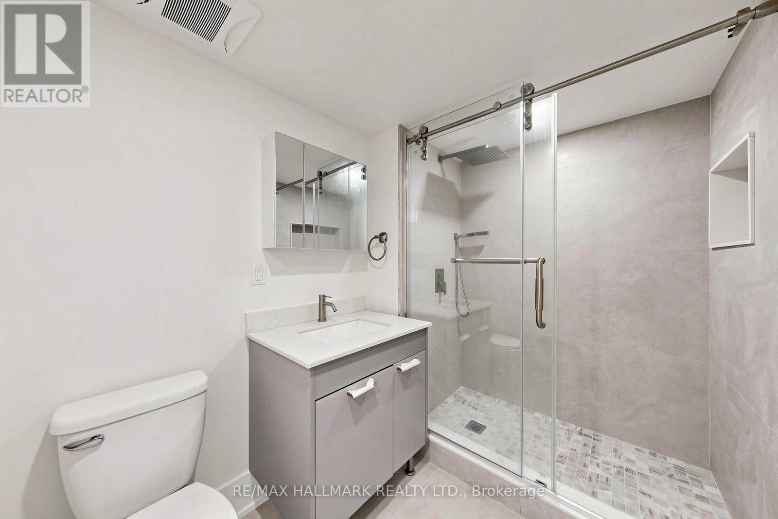 11 Johnson Road, Aurora, ON - Indoor Photo Showing Bathroom