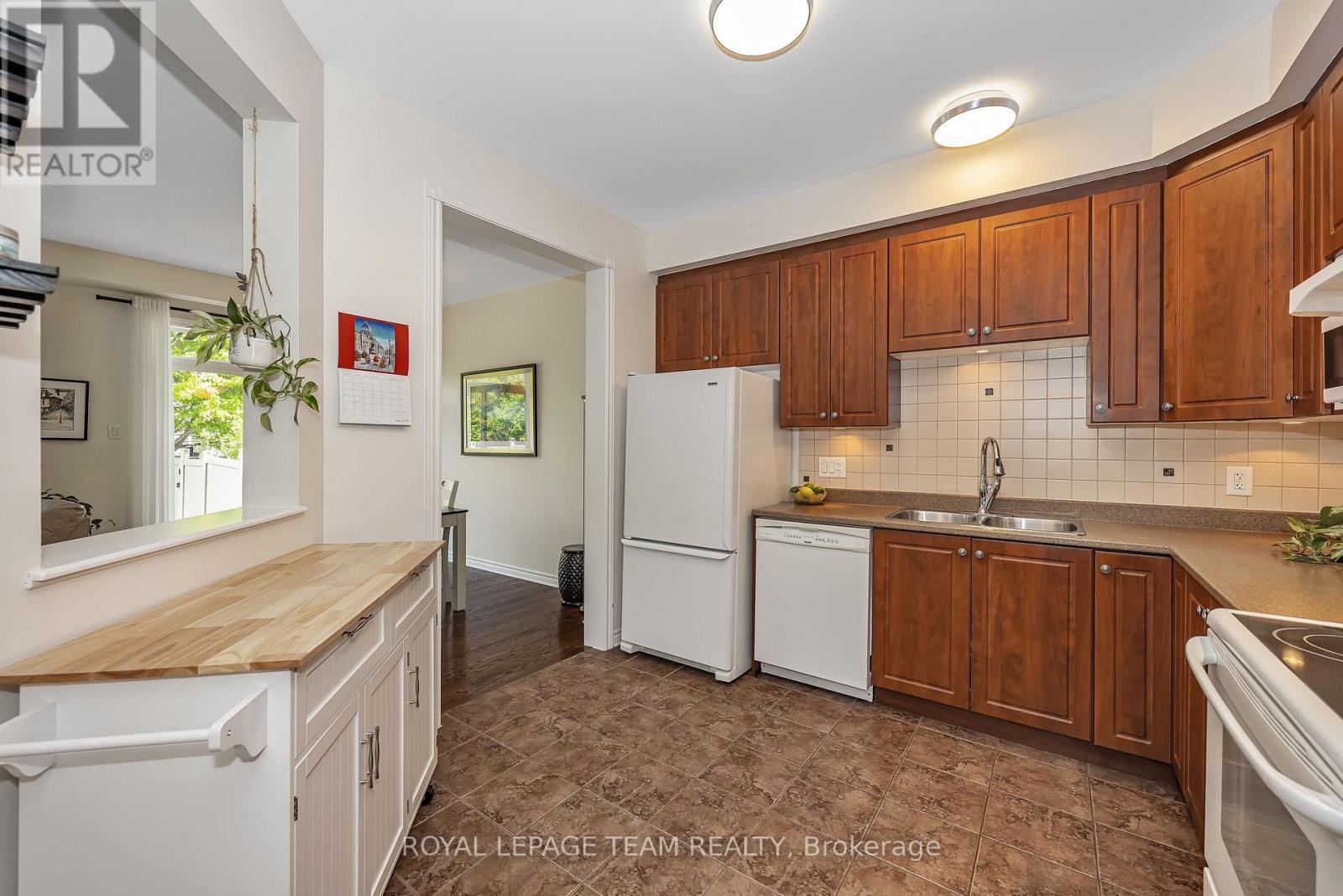 472 Celtic Ridge Crescent, Ottawa, ON - Indoor Photo Showing Kitchen With Double Sink