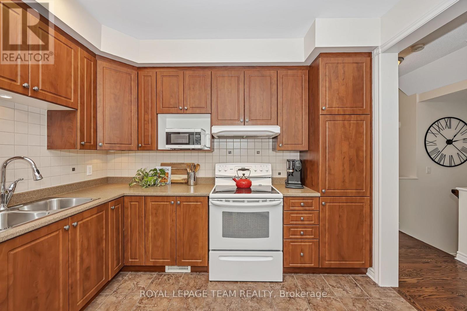 472 Celtic Ridge Crescent, Ottawa, ON - Indoor Photo Showing Kitchen With Double Sink