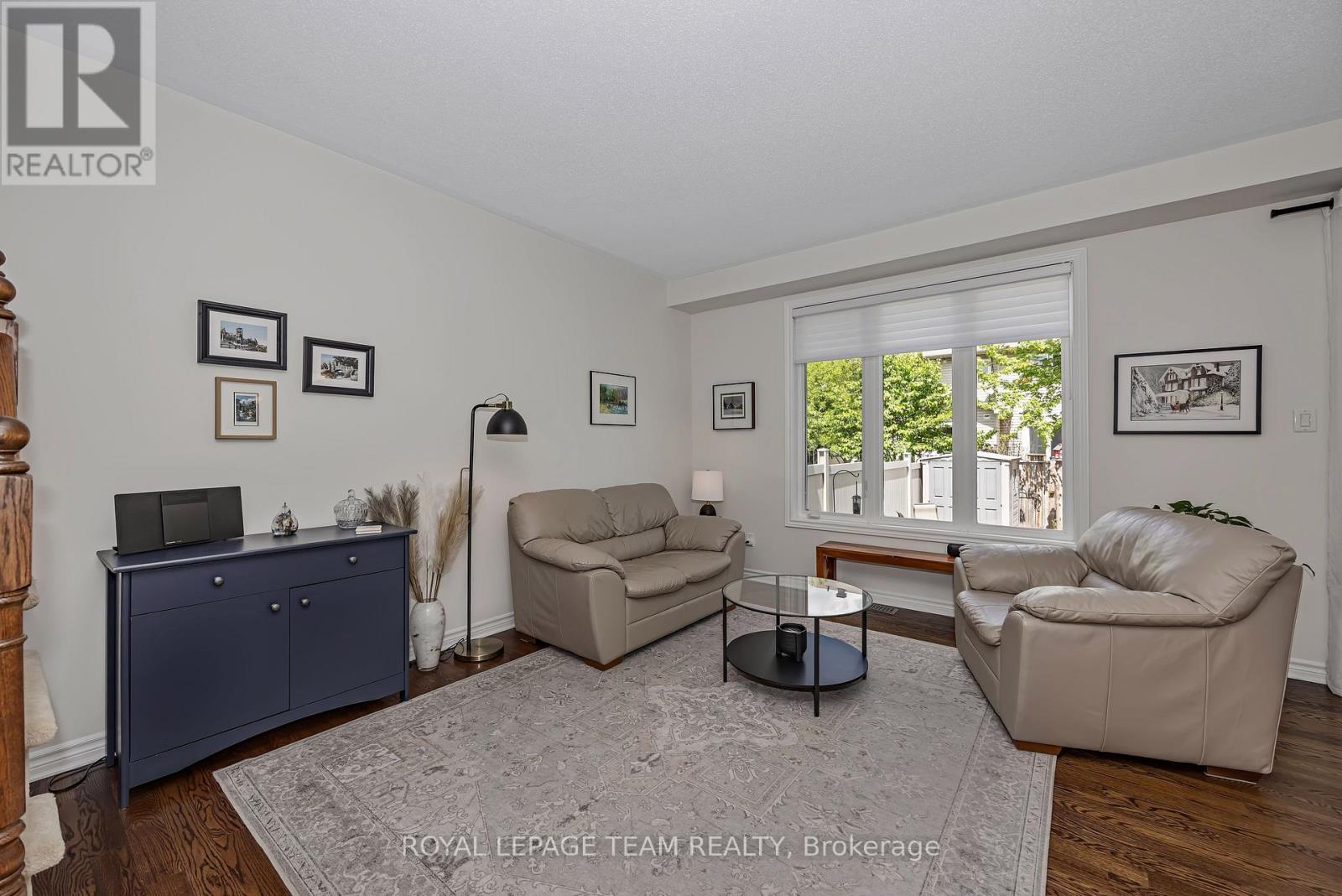 472 Celtic Ridge Crescent, Ottawa, ON - Indoor Photo Showing Living Room