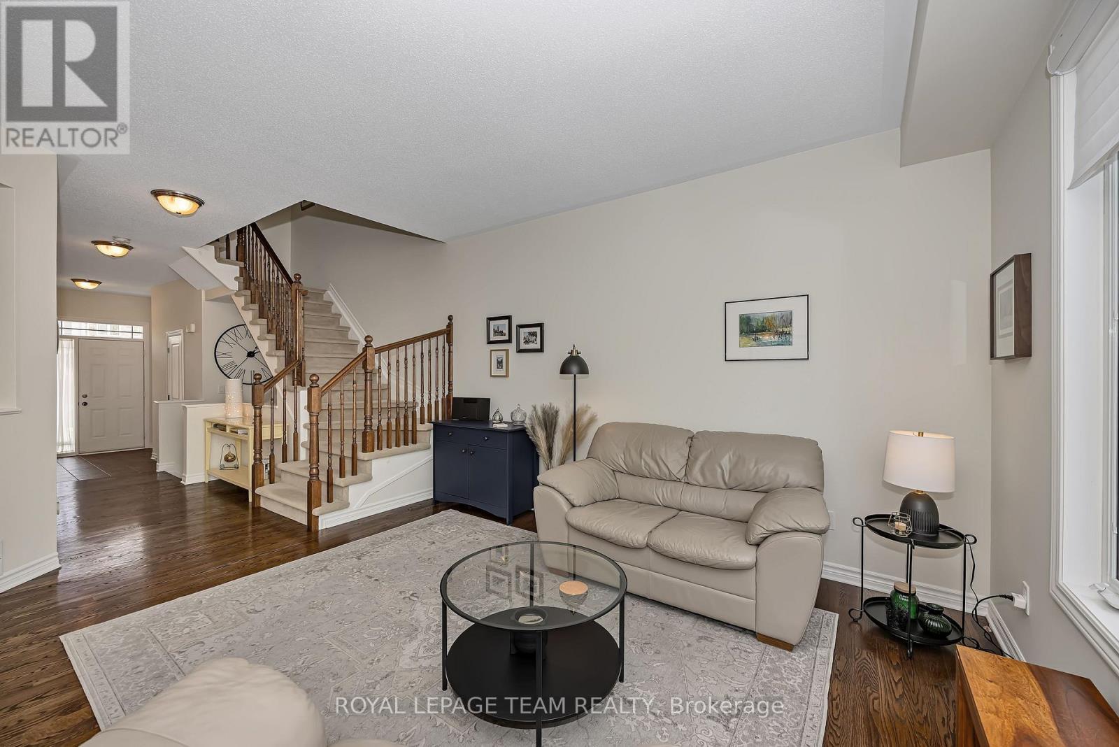 472 Celtic Ridge Crescent, Ottawa, ON - Indoor Photo Showing Living Room