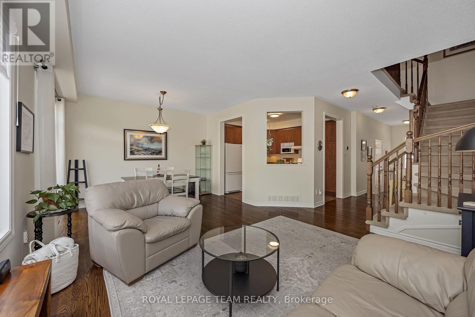 472 Celtic Ridge Crescent, Ottawa, ON - Indoor Photo Showing Living Room