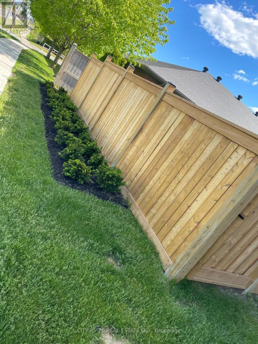 801 Heathrow Path, Oshawa, ON - Outdoor