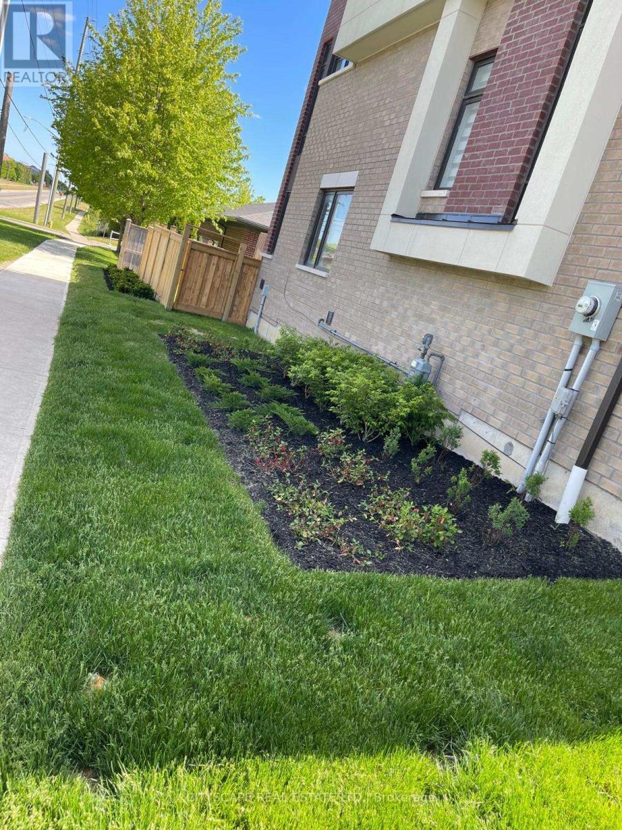 801 Heathrow Path, Oshawa, ON - Outdoor