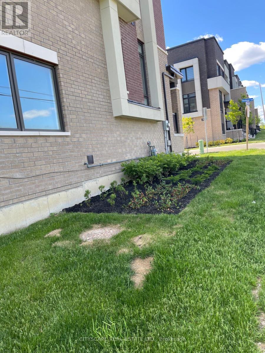 801 Heathrow Path, Oshawa, ON - Outdoor