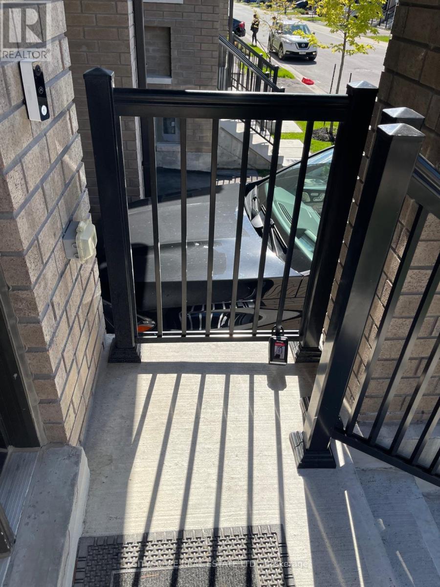 801 Heathrow Path, Oshawa, ON - Outdoor