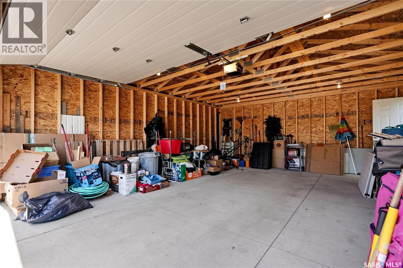 229 Acadia Place, Saskatoon, SK - Indoor Photo Showing Garage