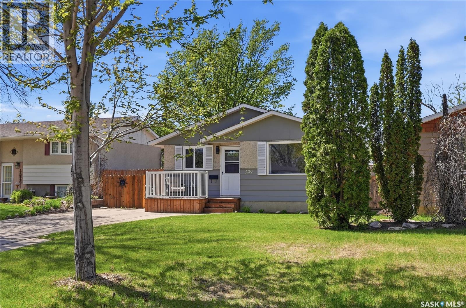 229 Acadia Place, Saskatoon, SK - Outdoor With Deck Patio Veranda