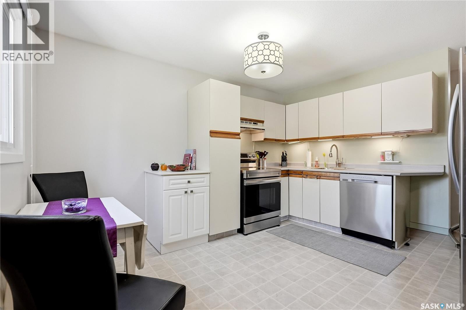 229 Acadia Place, Saskatoon, SK - Indoor Photo Showing Kitchen