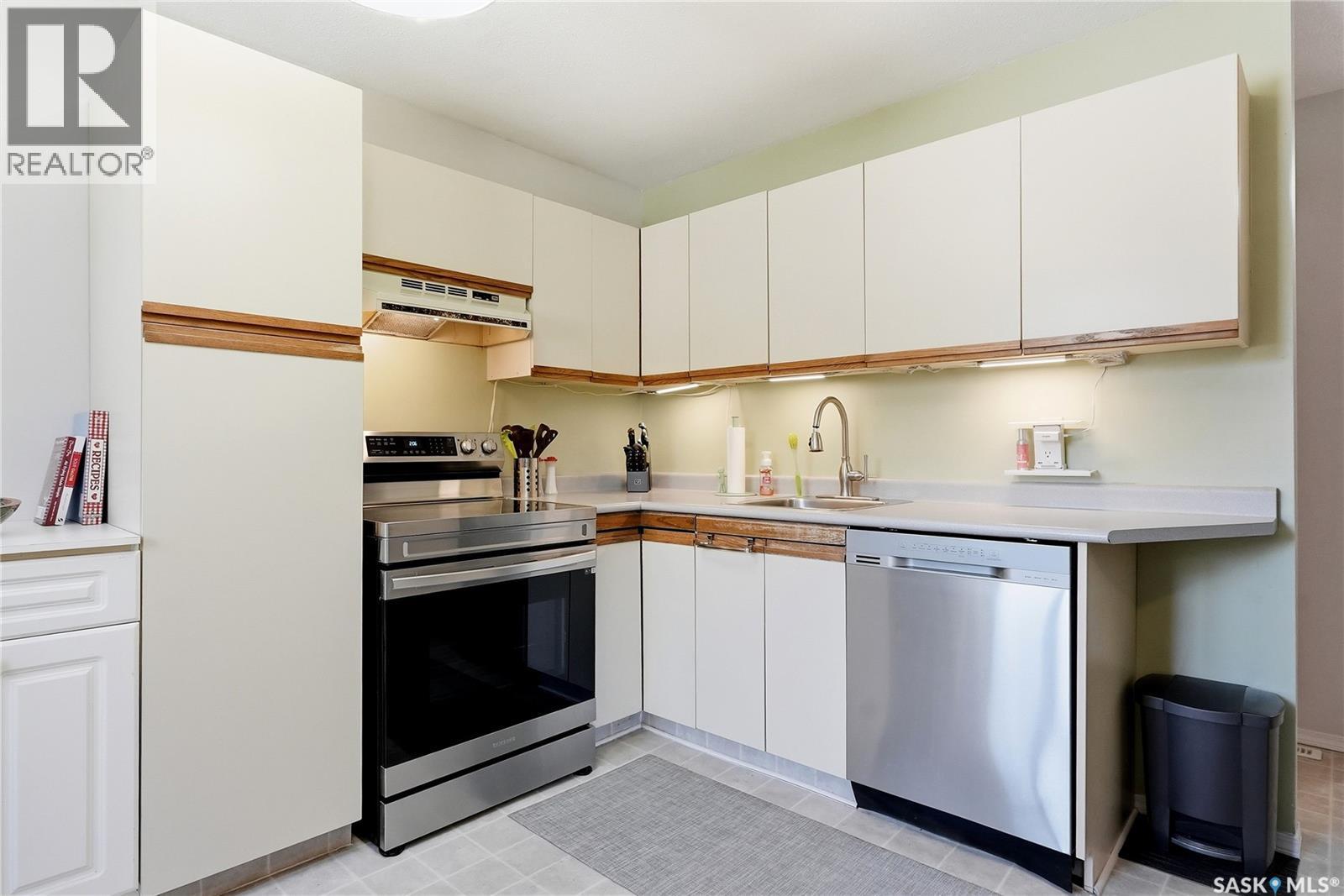 229 Acadia Place, Saskatoon, SK - Indoor Photo Showing Kitchen