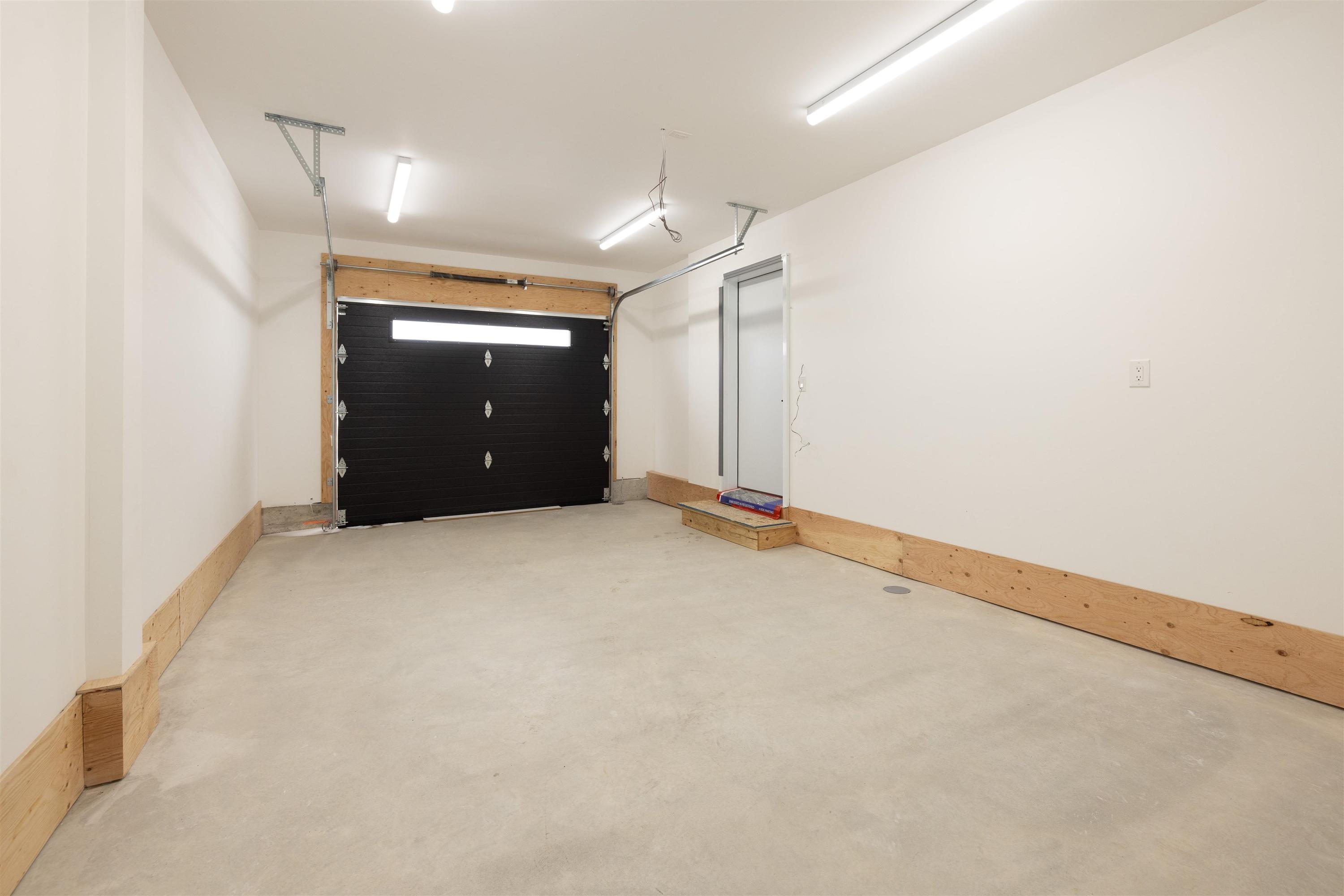 828 Weiler Boulevard, Thunder Bay, ON - Indoor Photo Showing Garage