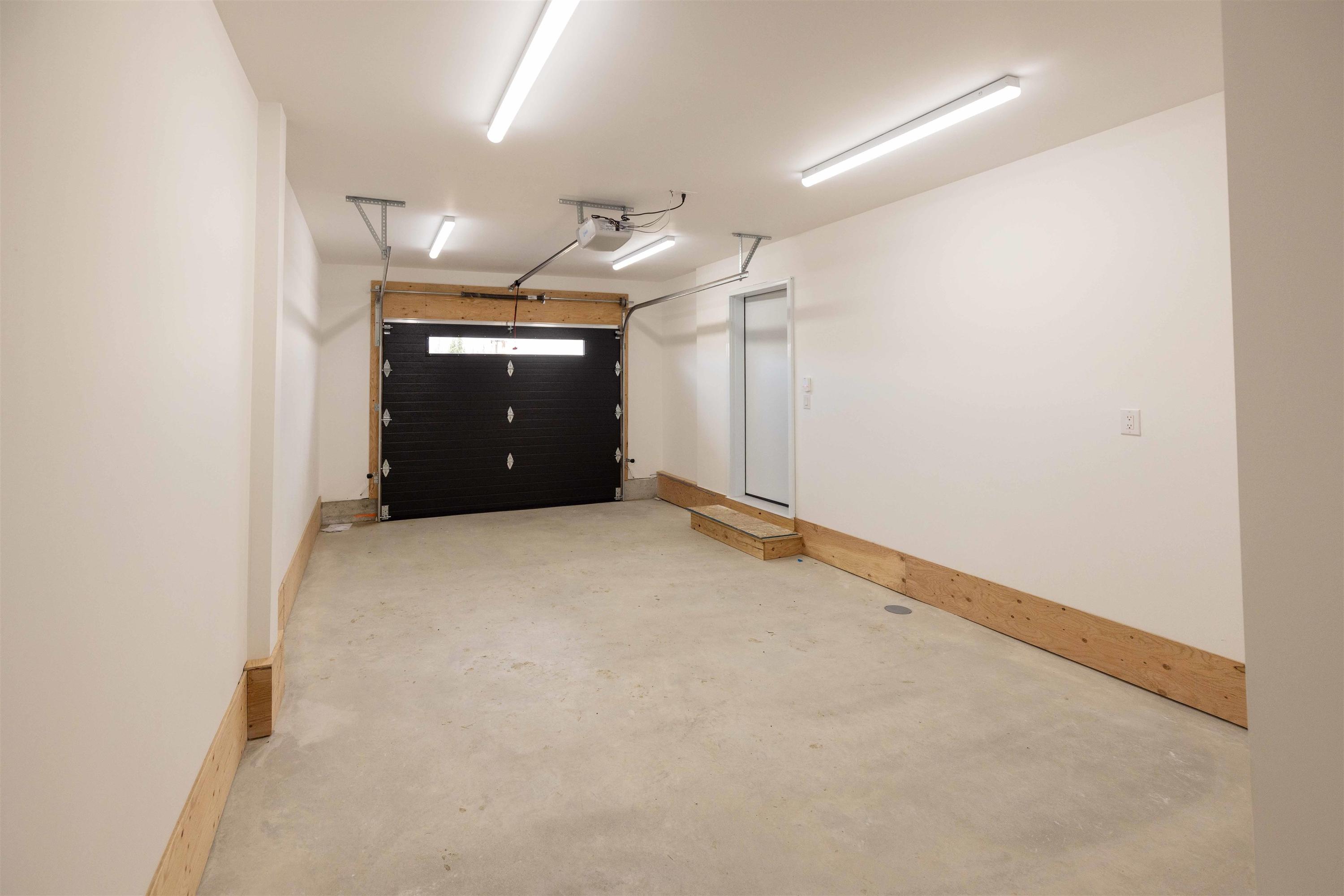 828 Weiler Boulevard, Thunder Bay, ON - Indoor Photo Showing Garage